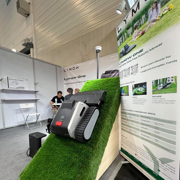 Une tondeuse robot conçue pour dompter les pentes, les obstacles et les pelouses complexes.